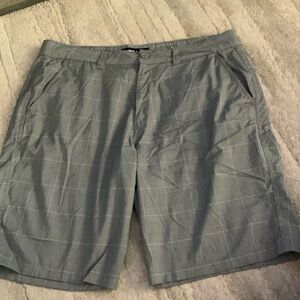 Men’s O’Neill Plaid Gray Short Size 36